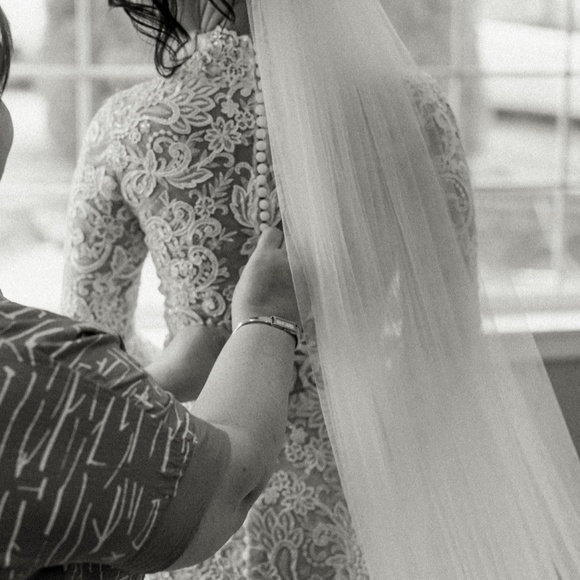 Monique Lhuillier Wedding Gown - Picture 10 of 10